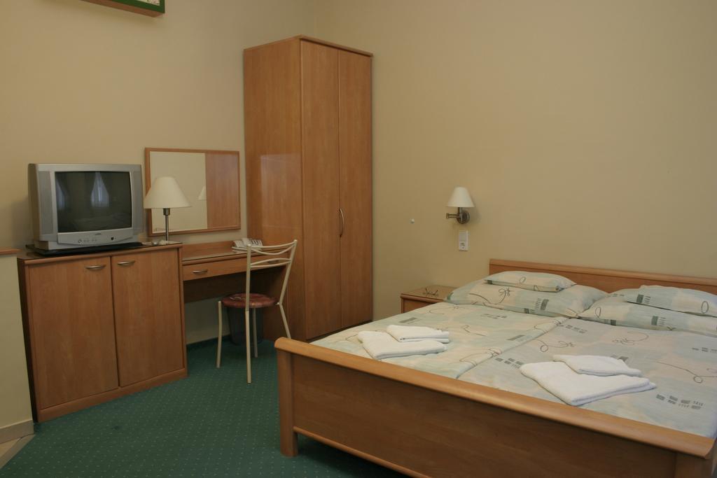 Kucko Panzio Gyor Apartment Luaran gambar