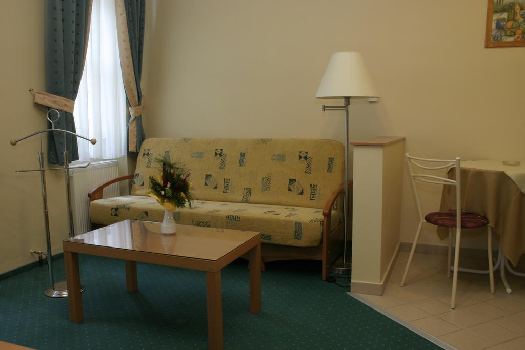 Kucko Panzio Gyor Apartment Luaran gambar